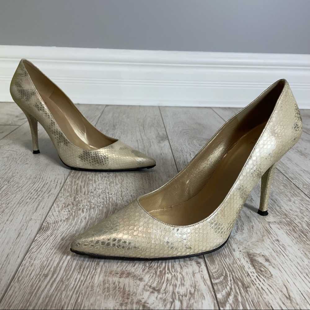 STUART WEITZMAN 9 metallic gold snake pointy heels